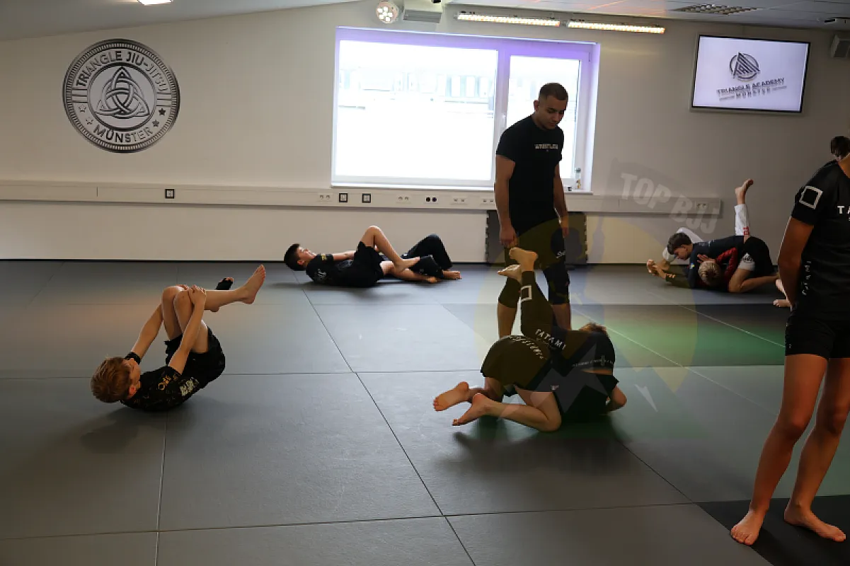 Photo from SUBMISSION DEFENSE & COUNTERS