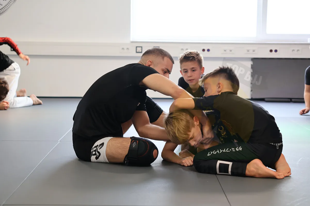 Photo from SUBMISSION DEFENSE & COUNTERS