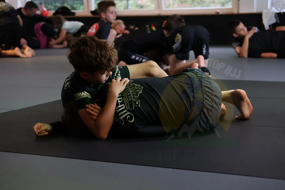 Photo from SUBMISSION DEFENSE & COUNTERS