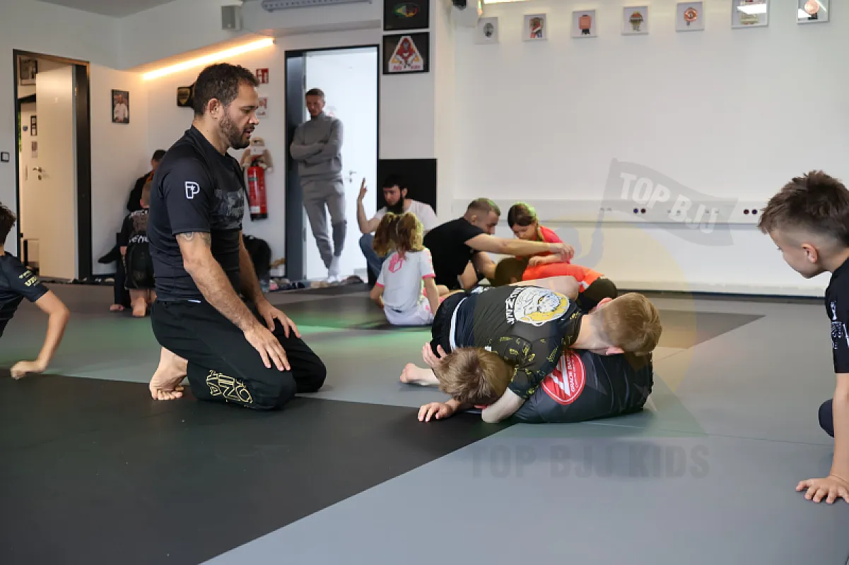 Photo from SUBMISSION DEFENSE & COUNTERS