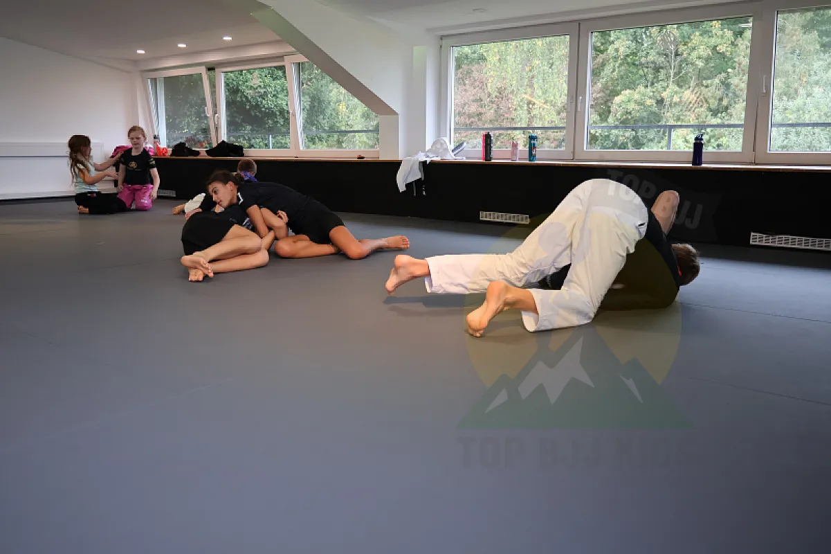 Photo from SUBMISSION DEFENSE & COUNTERS