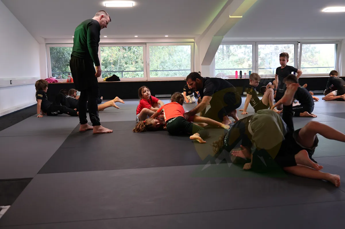 Photo from SUBMISSION DEFENSE & COUNTERS