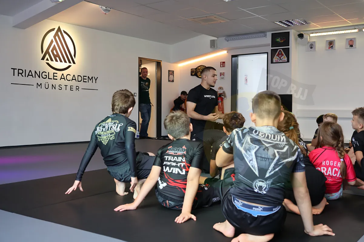 Photo from SUBMISSION DEFENSE & COUNTERS