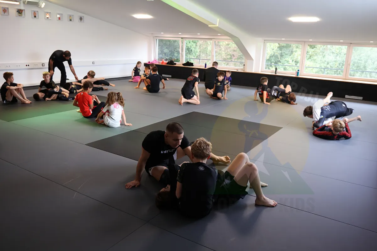 Photo from SUBMISSION DEFENSE & COUNTERS