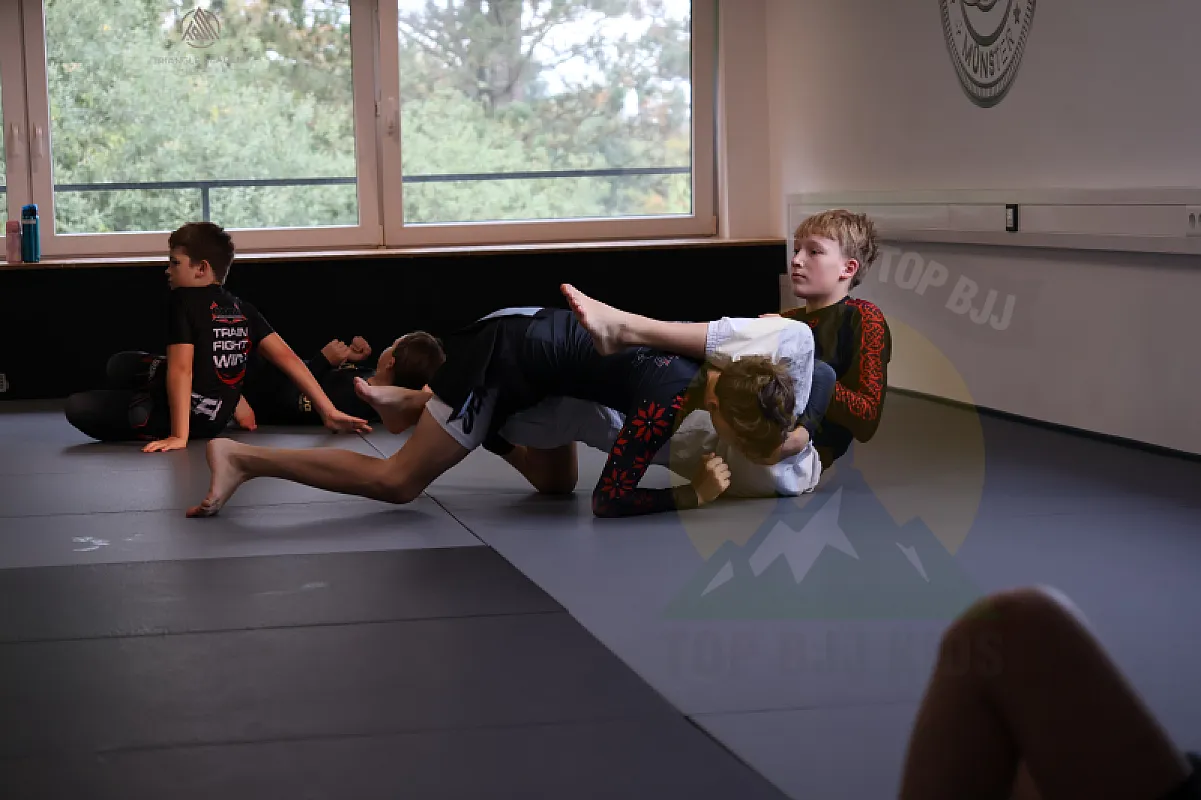 Photo from SUBMISSION DEFENSE & COUNTERS