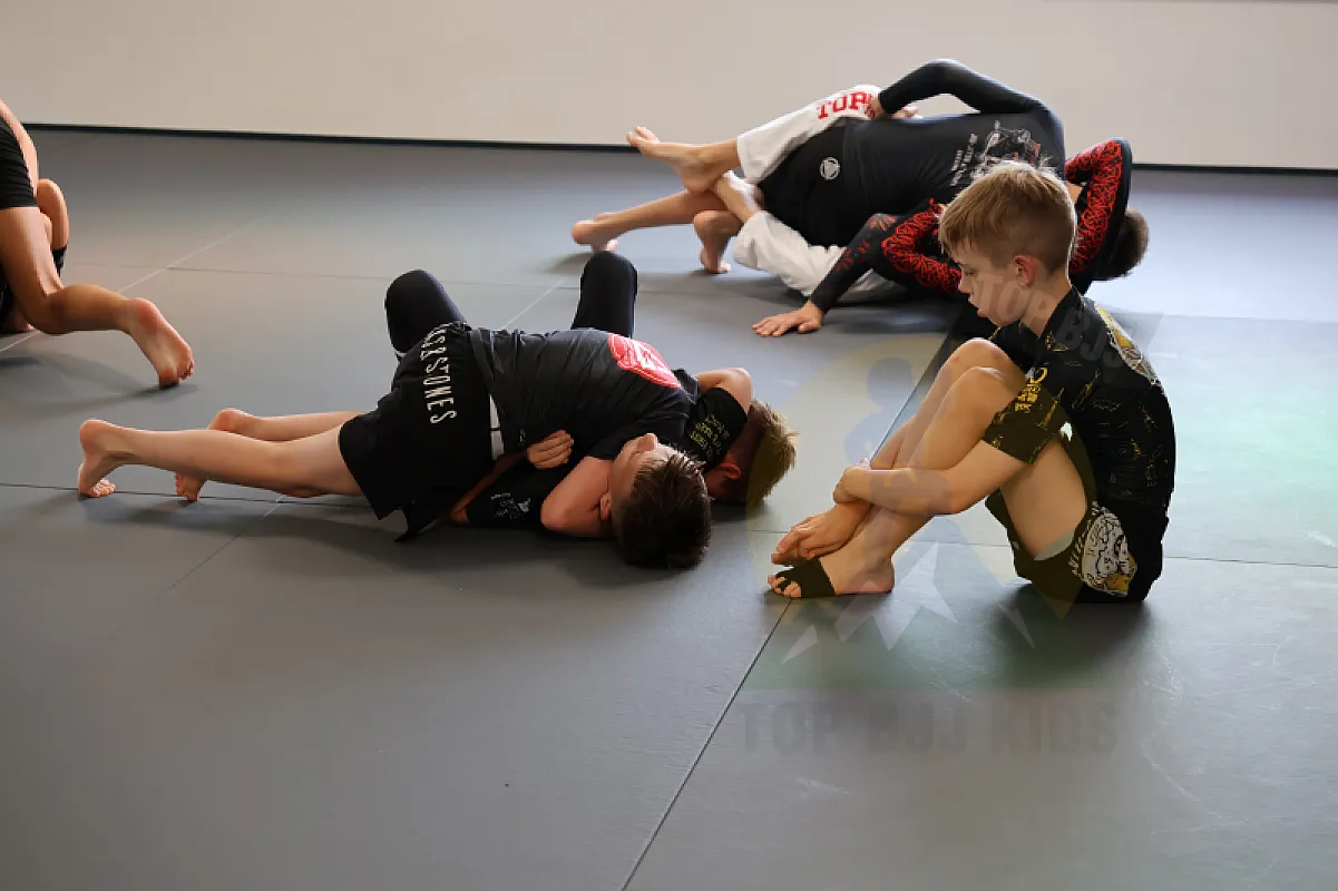Photo from SUBMISSION DEFENSE & COUNTERS
