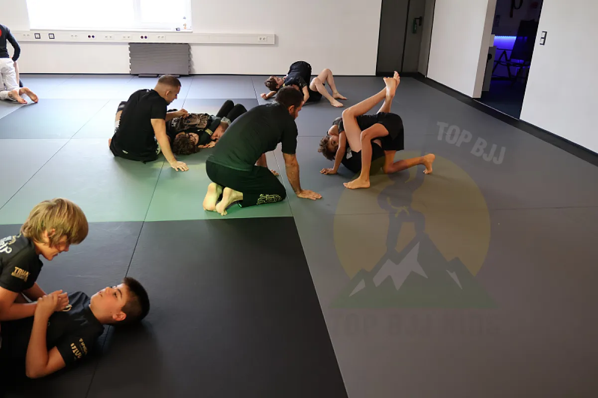Photo from SUBMISSION DEFENSE & COUNTERS