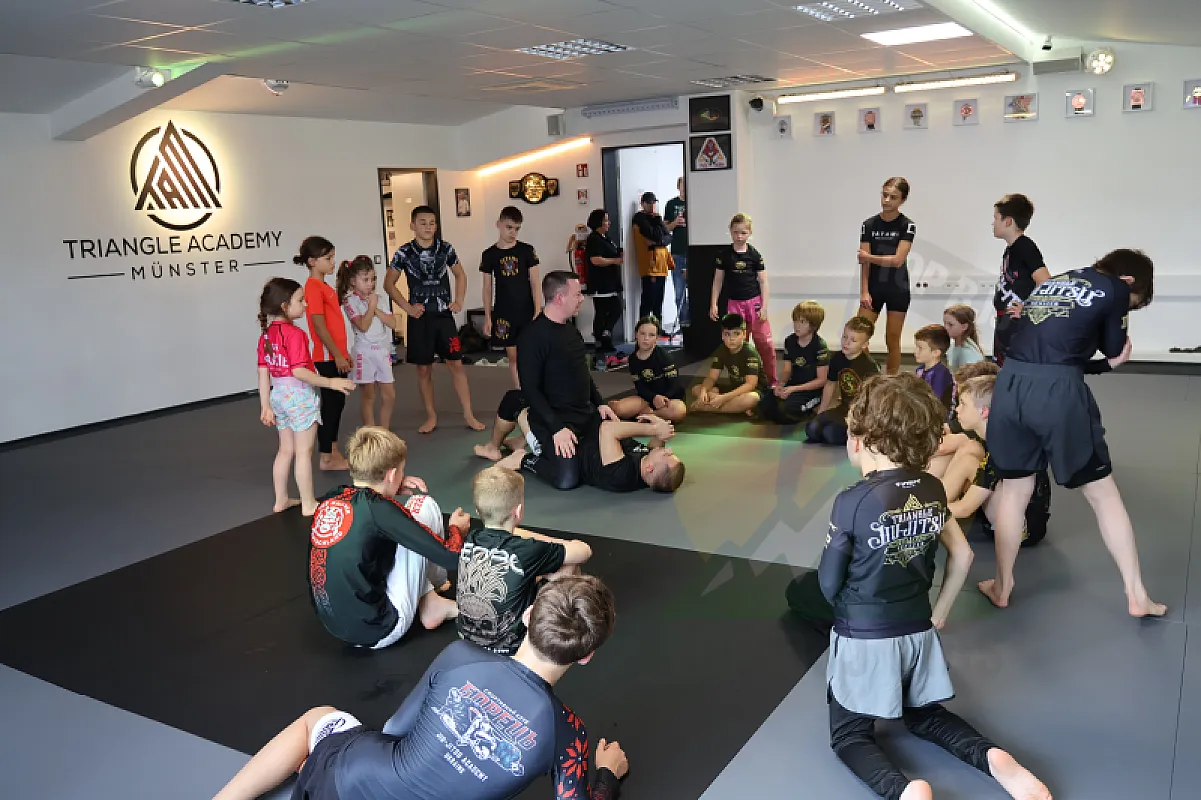 Photo from SUBMISSION DEFENSE & COUNTERS
