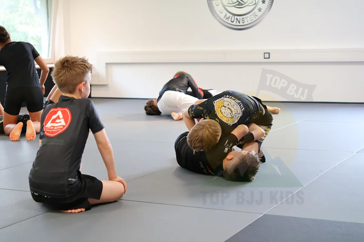 Photo from SUBMISSION DEFENSE & COUNTERS